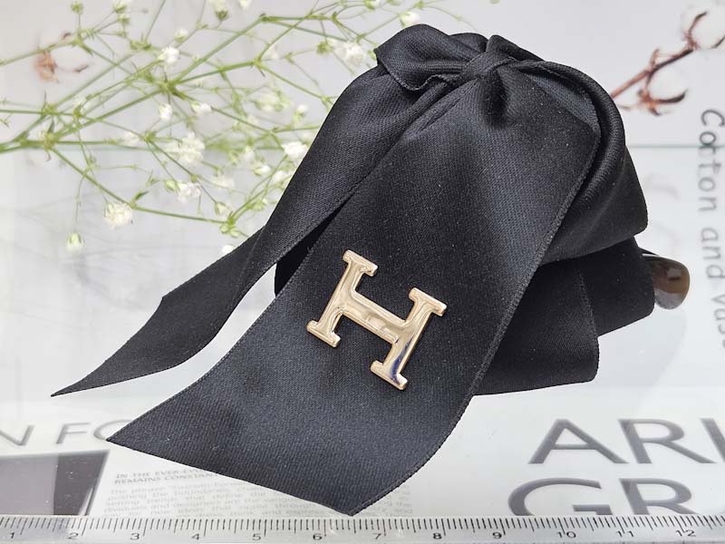 Заколка 1781005500069: цена 655 рублей.