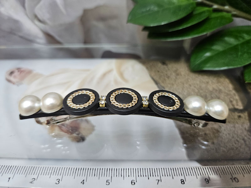 Заколка 1045005500192: цена 250 рублей.