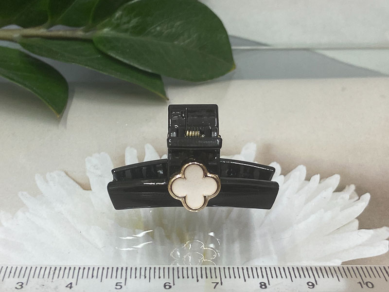 Заколка 1045005500017: цена 115 рублей.