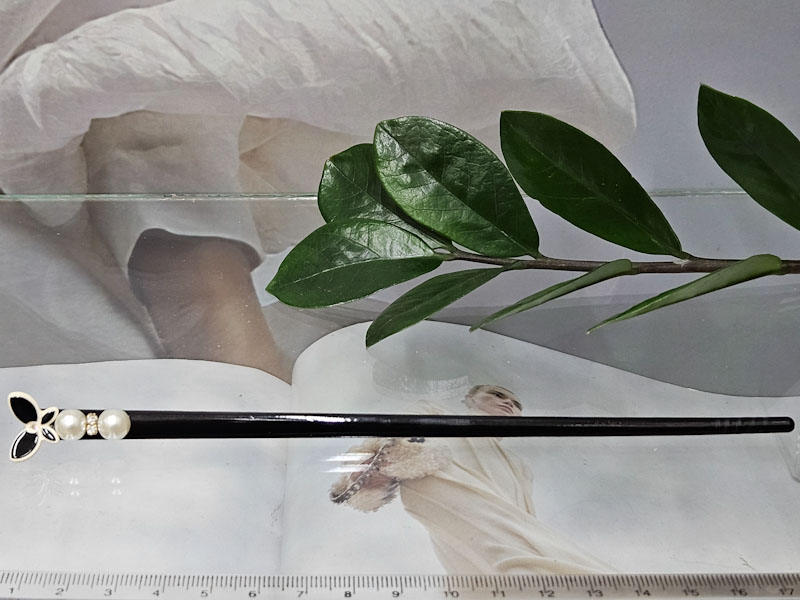 Заколка 1045001600018: цена 200 рублей.