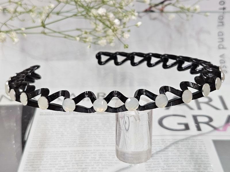 Ободок 1107001600167: цена 215 рублей.