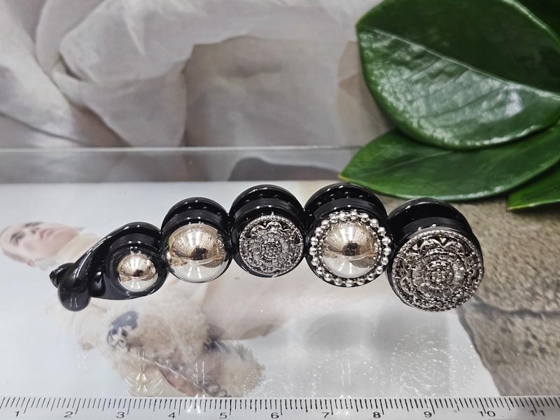 Заколка 1061001600278: цена 345 рублей.