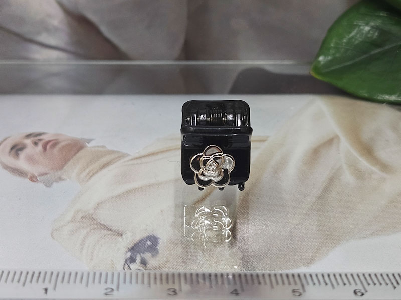 Заколка 1045005500284: цена 85 рублей.