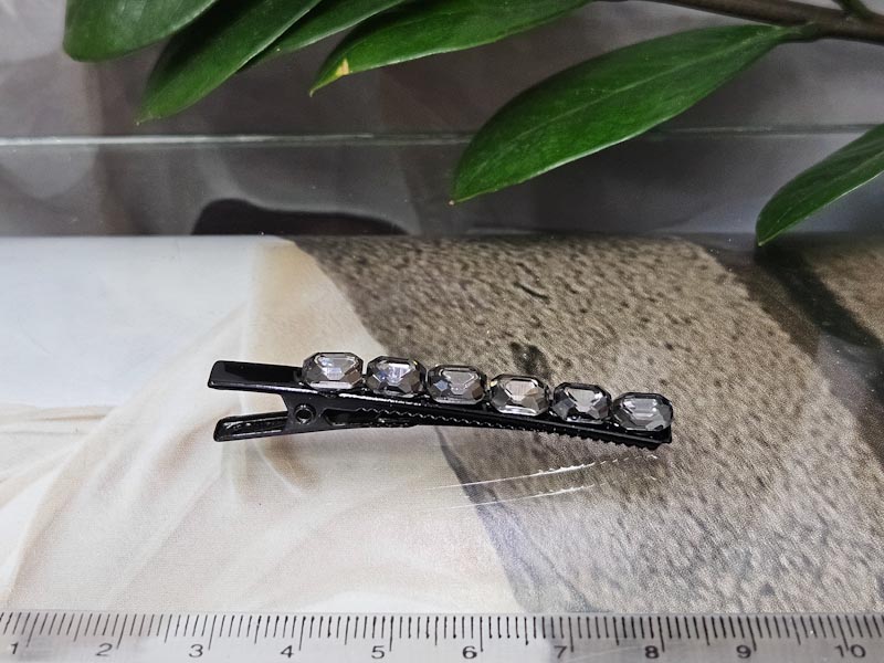 Заколка 1031001600684: цена 135 рублей.