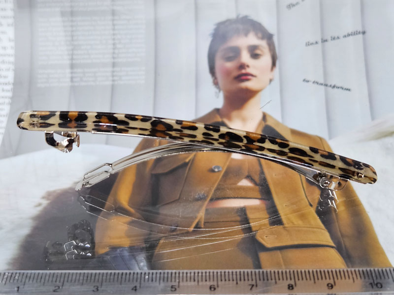 Заколка 1477001600048: цена 115 рублей.