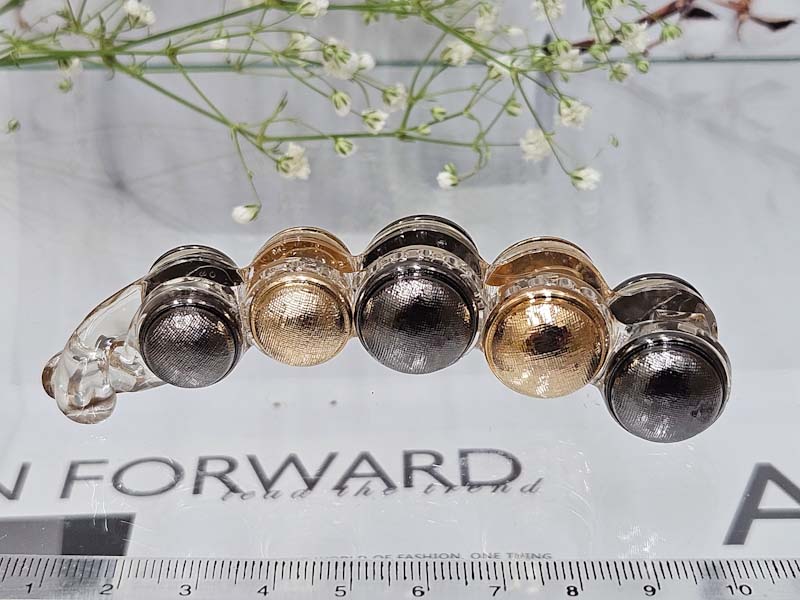 Заколка 1915001601103: цена 410 рублей.