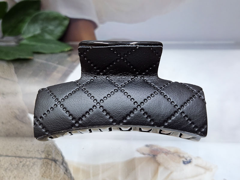 Заколка 1801005500040: цена 265 рублей.