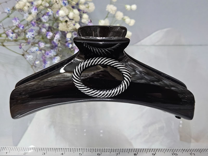 Заколка 1743001600273: цена 215 рублей.