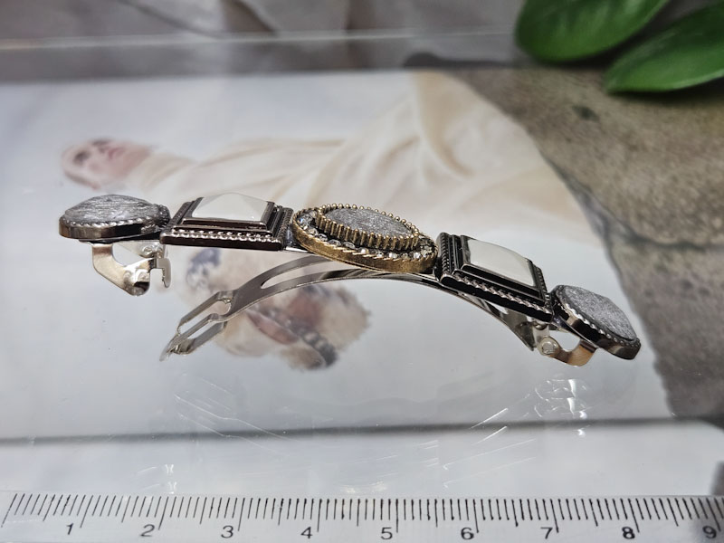 Заколка 1915001601950: цена 330 рублей.