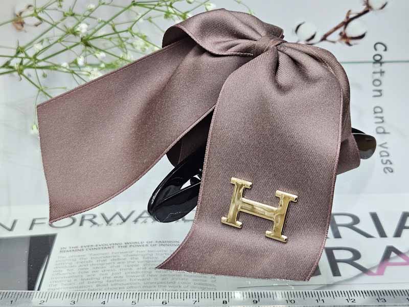 Заколка 1781005500052: цена 655 рублей.