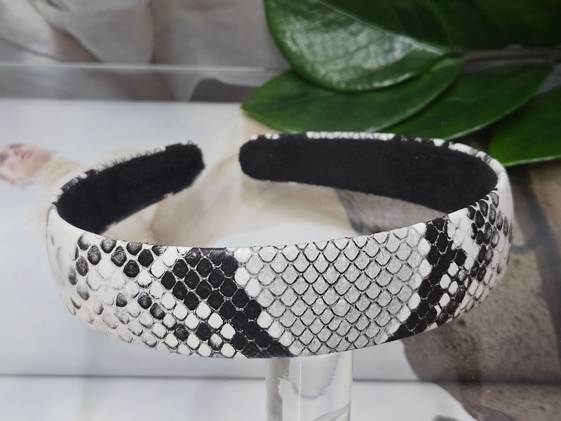 Ободок 1226001600332: цена 200 рублей.