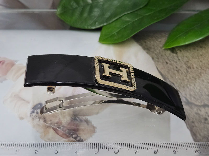 Заколка 1915001601875: цена 295 рублей.