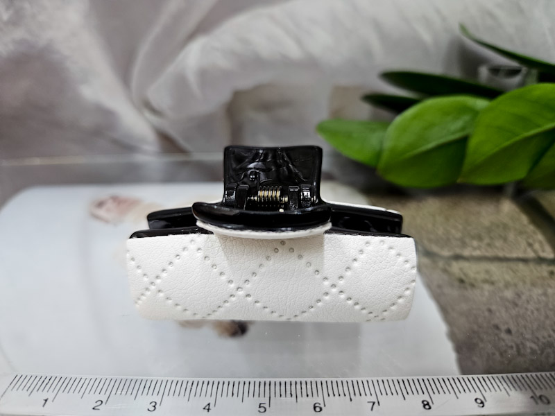 Заколка 1801005500064: цена 230 рублей.