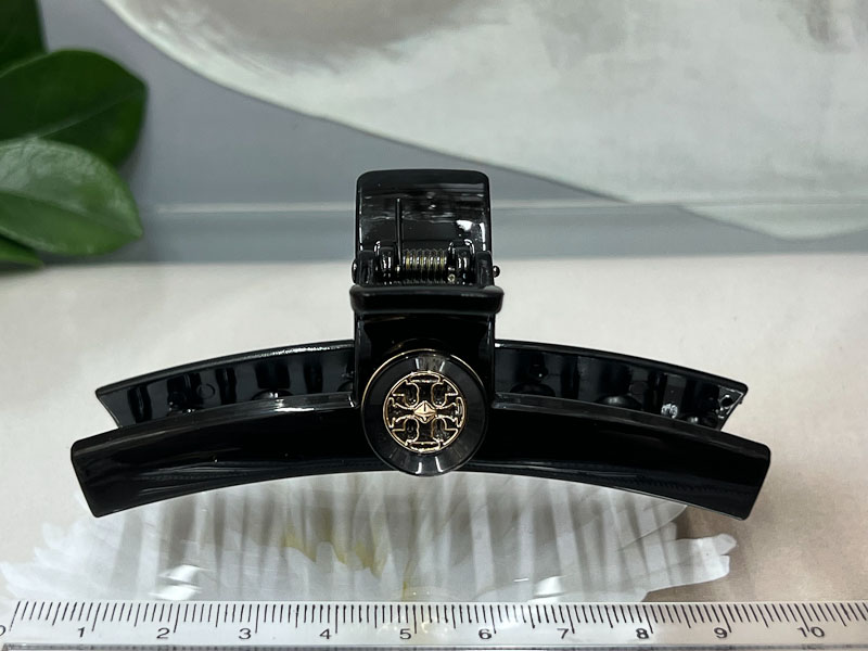 Заколка 1045005500673: цена 250 рублей.