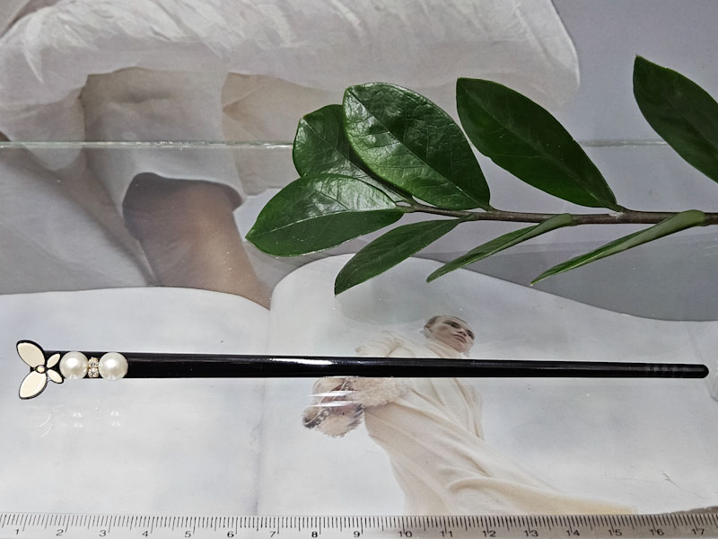 Заколка 1045001600025: цена 200 рублей.