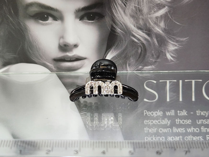 Заколка 1866001600699: цена 135 рублей.