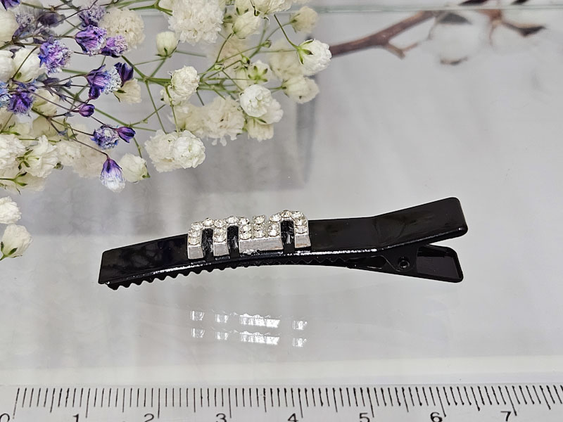 Заколка 1866001600712: цена 100 рублей.