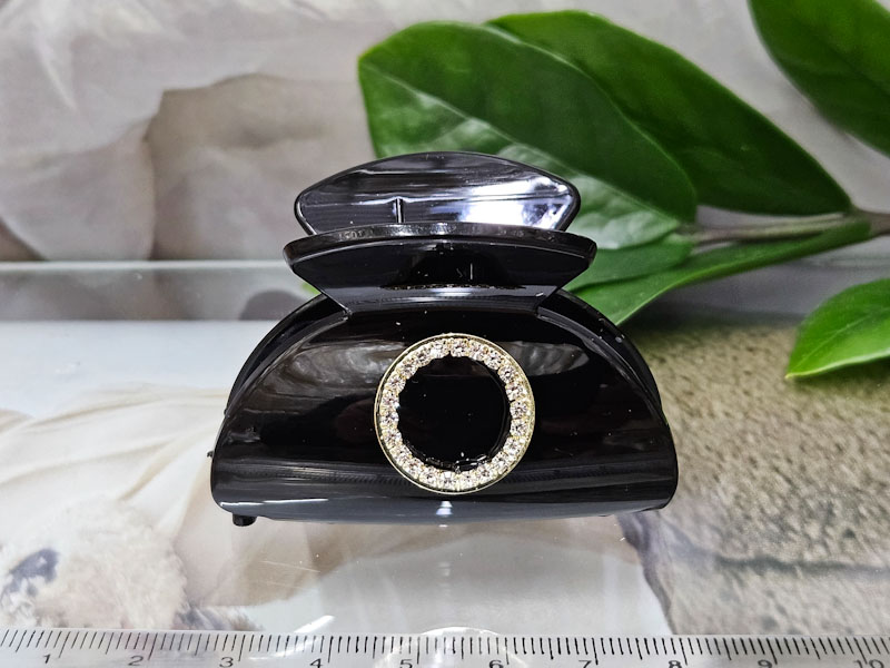 Заколка 1743001600211: цена 230 рублей.